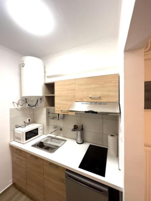 Petite Retreat In Kolonaki, Athens /Netflixアパートメント エクステリア 写真